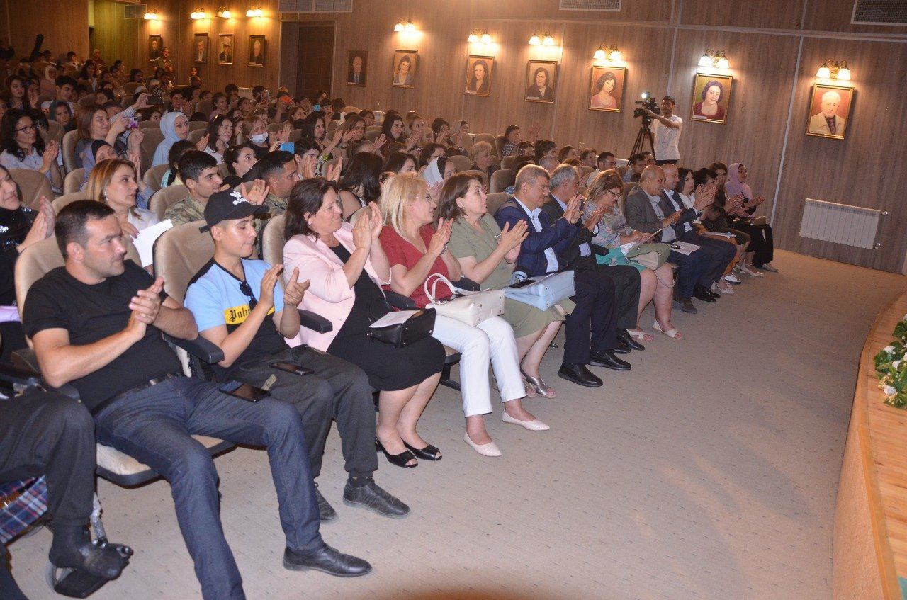 В Баку появился юный Адриано Челентано со своей экономкой Мами и Орнеллой Мути (ВИДЕО, ФОТО)