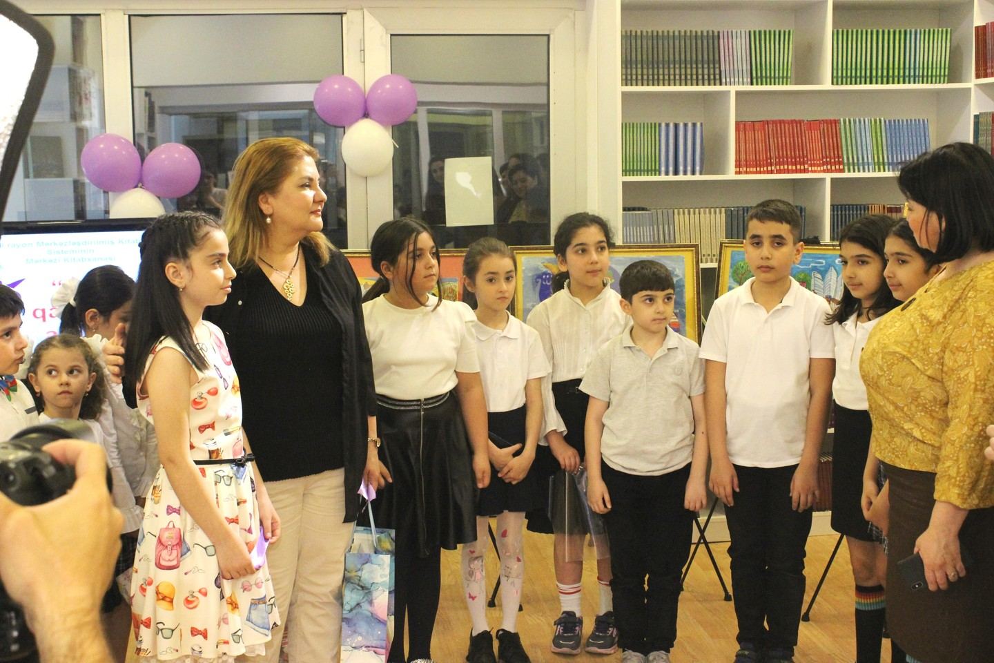 В Баку появился юный Адриано Челентано со своей экономкой Мами и Орнеллой Мути (ВИДЕО, ФОТО)