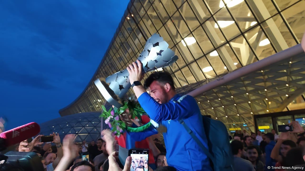 Ставшая чемпионом Европы сборная Азербайджана по мини-футболу вернулась в Баку (ФОТО)