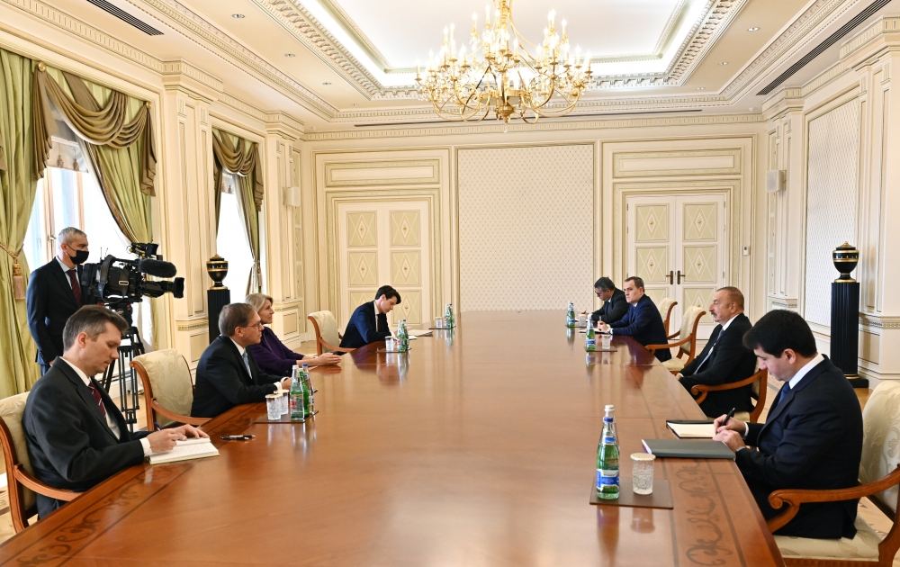 Президент Ильхам Алиев принял помощника государственного секретаря США Карен Донфрид