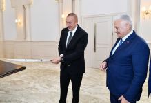 Бинали Йылдырым преподнес Президенту Ильхаму Алиеву аналог сабли Султана Мехмеда Фатиха (ФОТО)