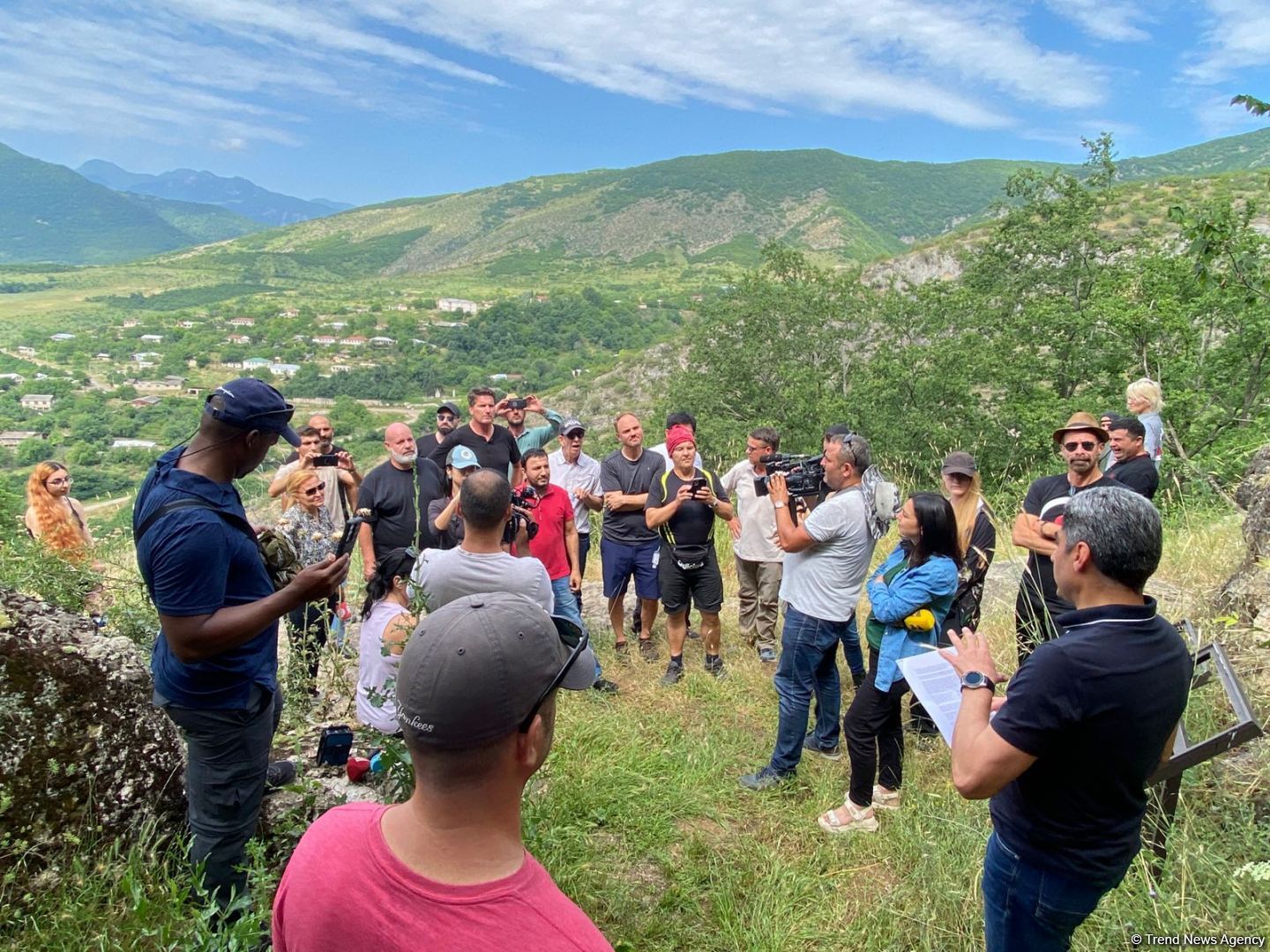 Началась поездка известных зарубежных путешественников на освобожденные территории Азербайджана (ФОТО)