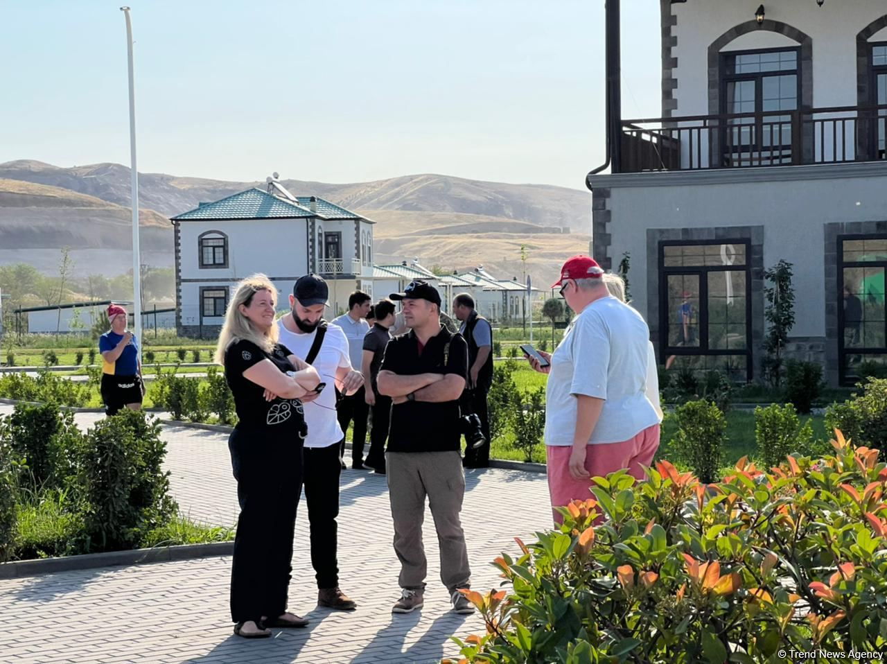 Группа международных путешественников посетила "умное село" Агалы (ФОТО)