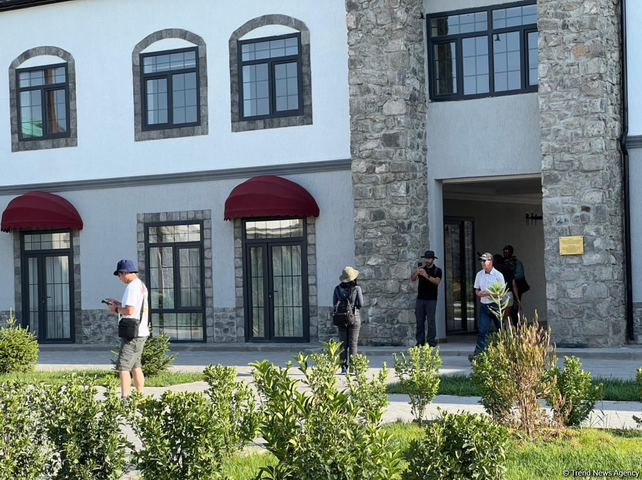 Группа международных путешественников посетила "умное село" Агалы (ФОТО)