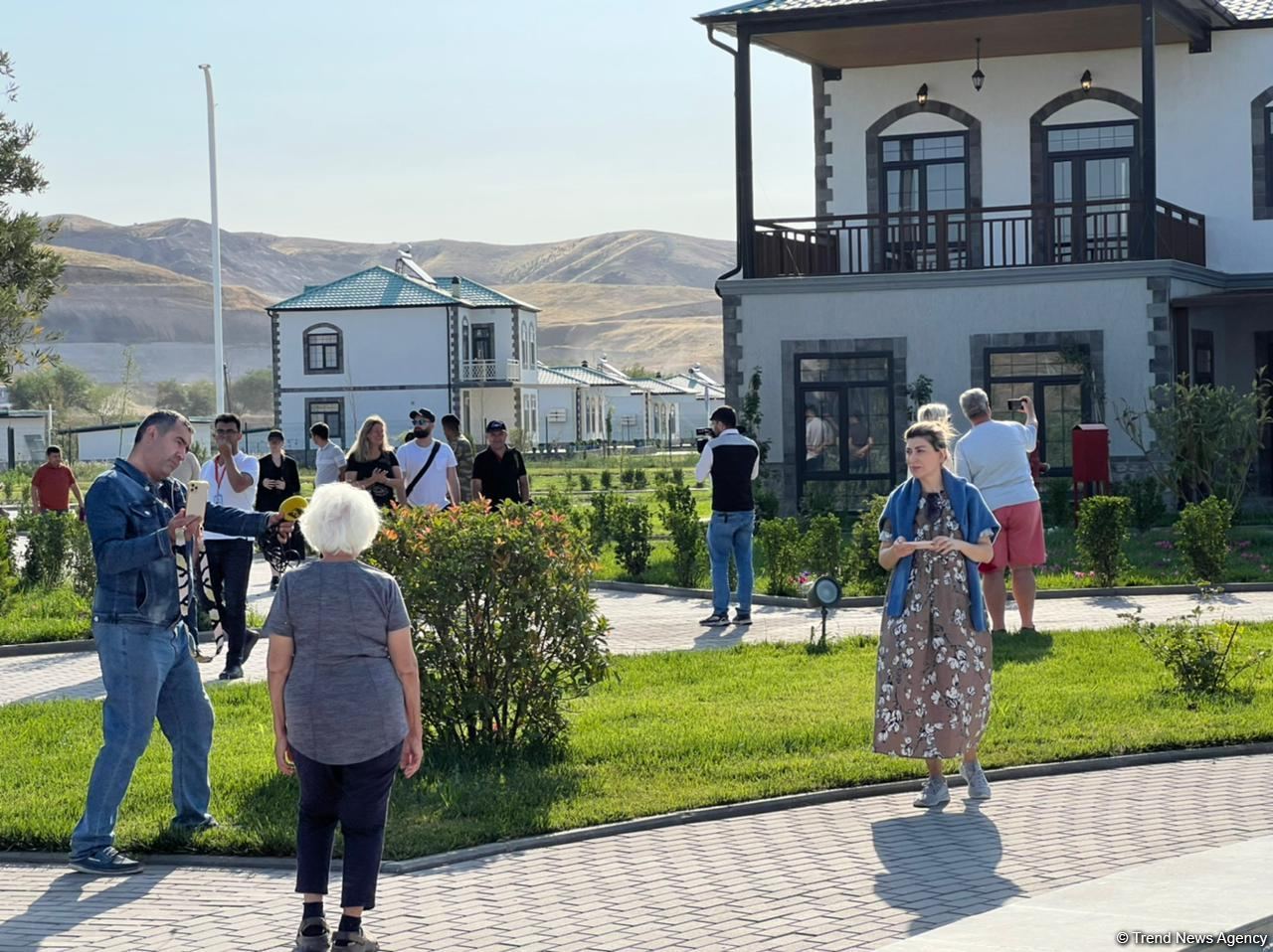 Группа международных путешественников посетила "умное село" Агалы (ФОТО)