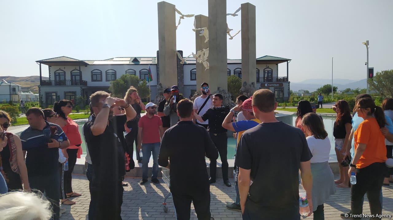 Группа международных путешественников посетила "умное село" Агалы (ФОТО)