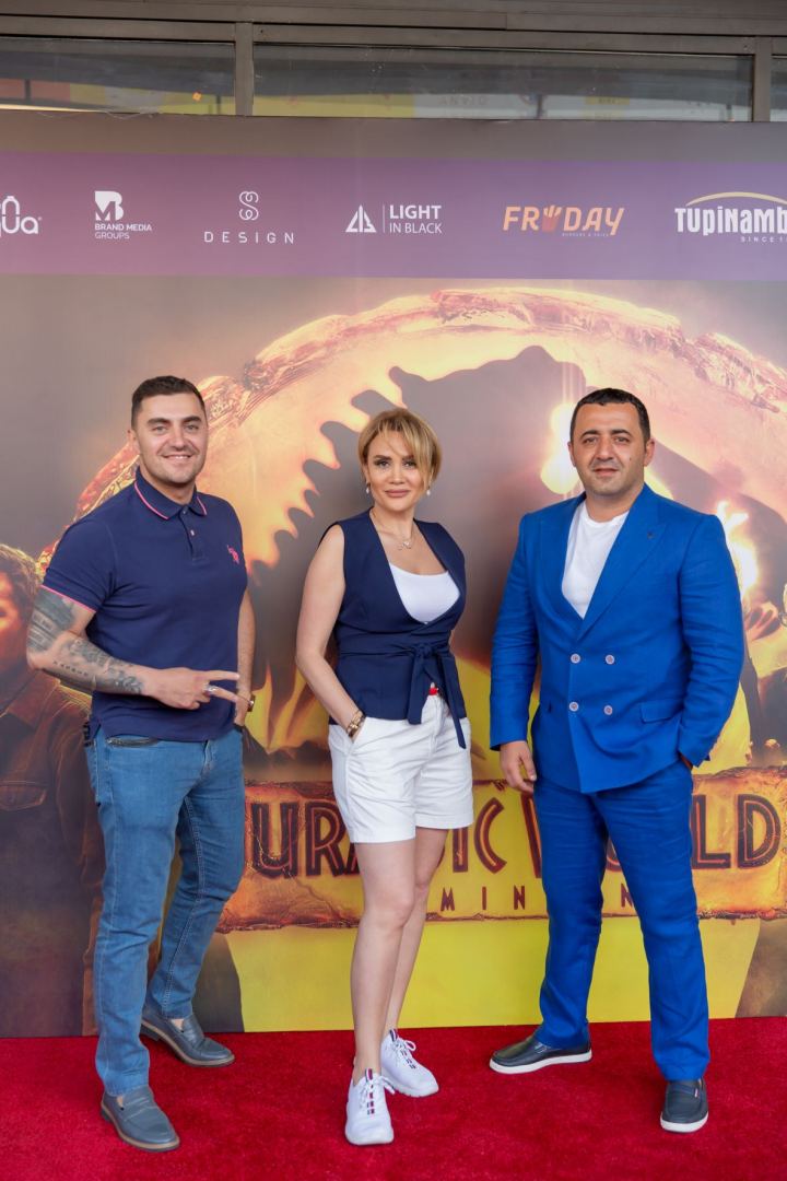 В Баку наступил Мир Юрского периода - динозавры вырвались на свободу (ФОТО/ВИДЕО)