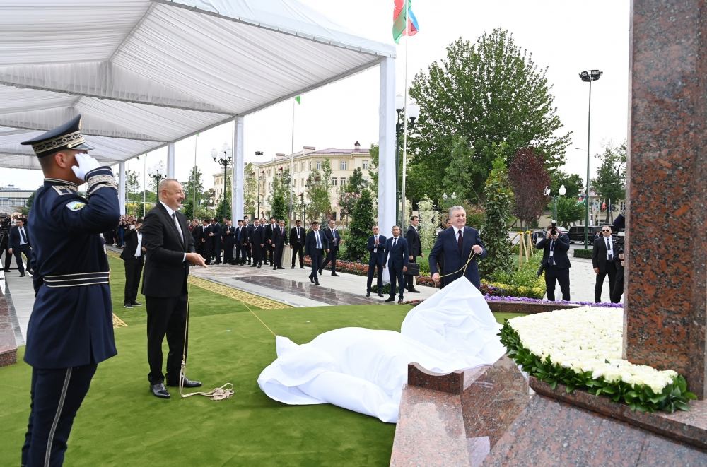 Президент Ильхам Алиев и Президент Шавкат Мирзиёев приняли участие в церемонии открытия площади Гейдара Алиева в Ташкенте (ФОТО/ВИДЕО)