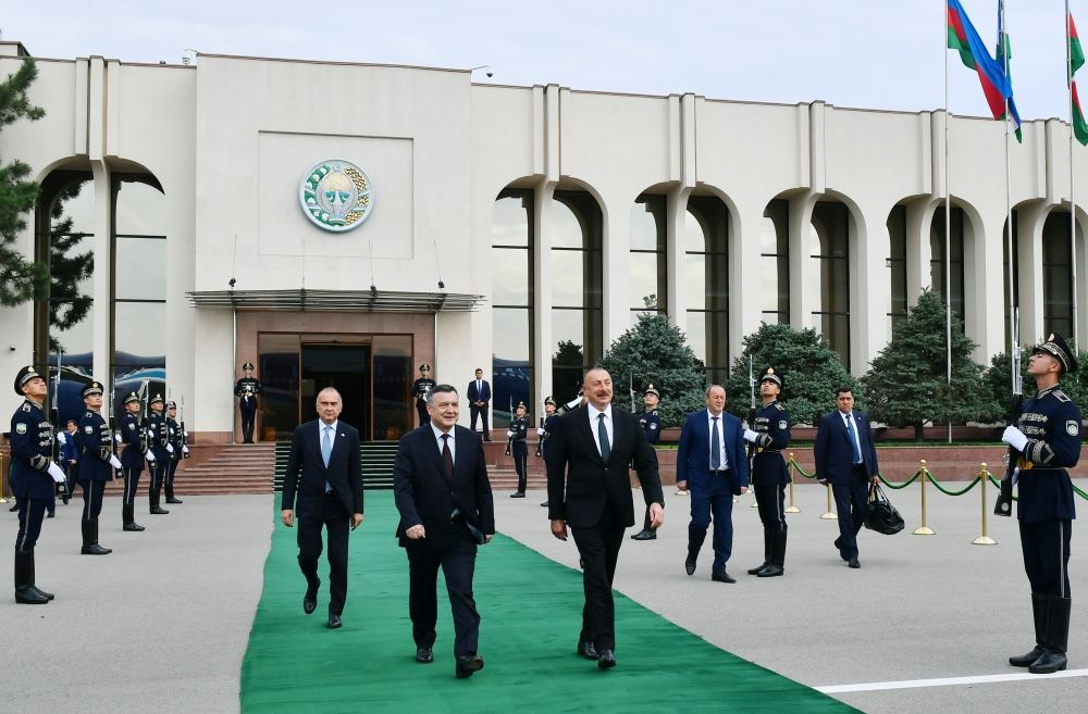 Президент Ильхам Алиев отправился в город Ургенч (ФОТО/ВИДЕО)