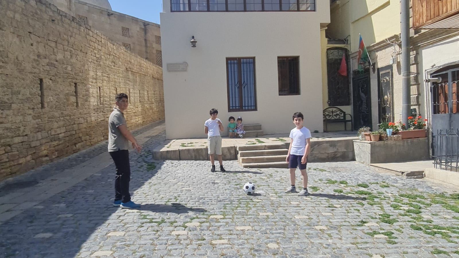 Посвящается семьям, разрушенным в результате войн – трогательный проект Турала Агасиева (ВИДЕО, ФОТО)