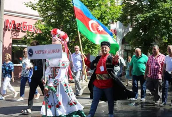 Азербайджанский актер вызвал овации зрителей "Ледового дворца" Бобруйска – яркие моменты фестиваля "Венок дружбы" (ВИДЕО, ФОТО)