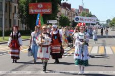 Азербайджанский актер вызвал овации зрителей "Ледового дворца" Бобруйска – яркие моменты фестиваля "Венок дружбы" (ВИДЕО, ФОТО)