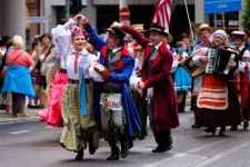 Азербайджанский актер вызвал овации зрителей "Ледового дворца" Бобруйска – яркие моменты фестиваля "Венок дружбы" (ВИДЕО, ФОТО)