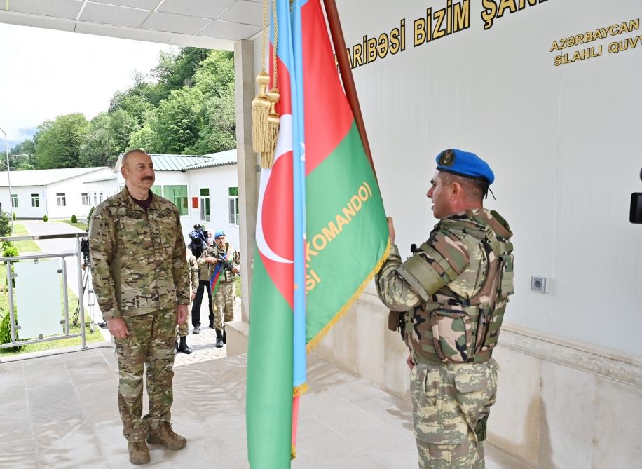 Президент Ильхам Алиев вручил боевое знамя воинской части коммандос в Кяльбаджарском районе (ФОТО)