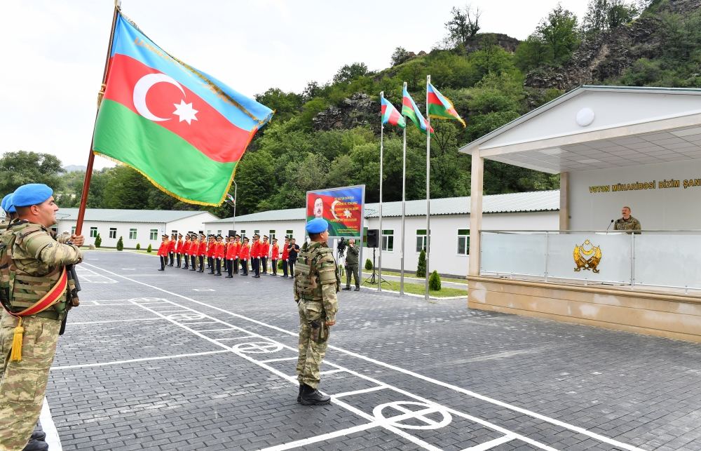 Президент Ильхам Алиев вручил боевое знамя воинской части коммандос в Кяльбаджарском районе (ФОТО)