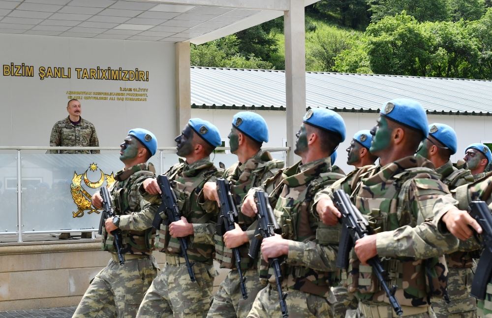 Президент Ильхам Алиев вручил боевое знамя воинской части коммандос в Кяльбаджарском районе (ФОТО)