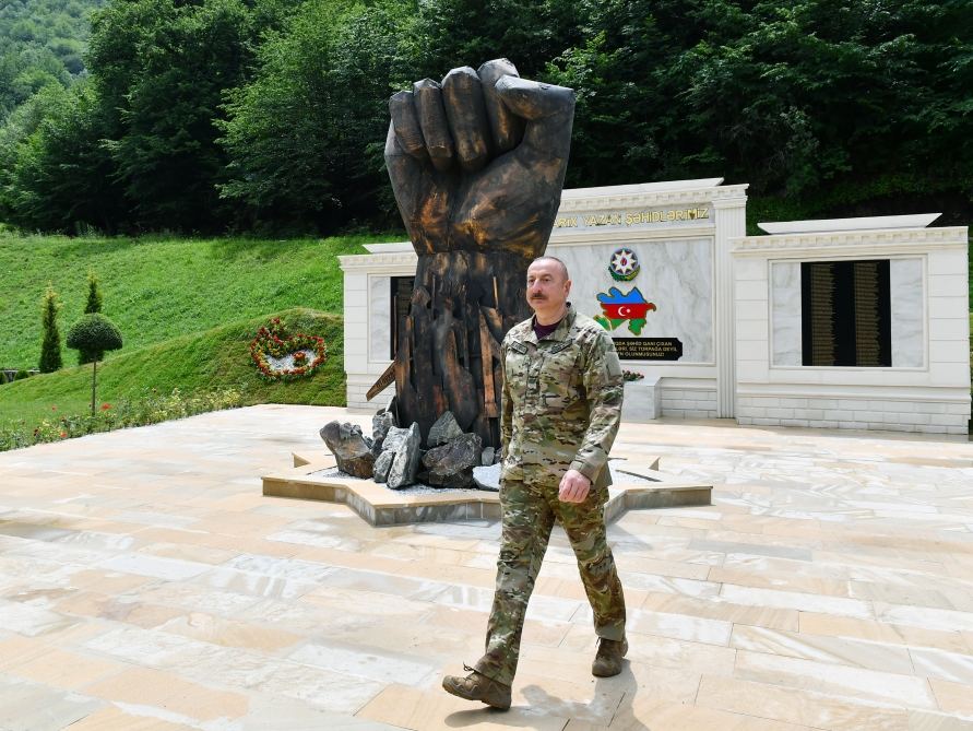 Президент Ильхам Алиев принял участие в открытии воинской части в Кяльбаджарском районе (ФОТО/ВИДЕО)