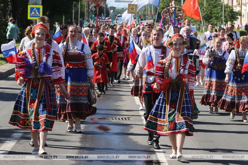 Азербайджанский актер вызвал овации зрителей "Ледового дворца" Бобруйска – яркие моменты фестиваля "Венок дружбы" (ВИДЕО, ФОТО)