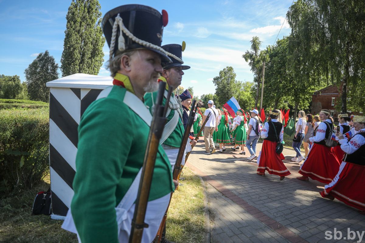 Азербайджанский актер вызвал овации зрителей "Ледового дворца" Бобруйска – яркие моменты фестиваля "Венок дружбы" (ВИДЕО, ФОТО)