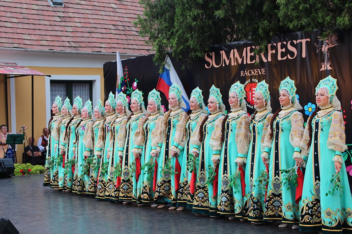 Азербайджанский актер вызвал овации зрителей "Ледового дворца" Бобруйска – яркие моменты фестиваля "Венок дружбы" (ВИДЕО, ФОТО)