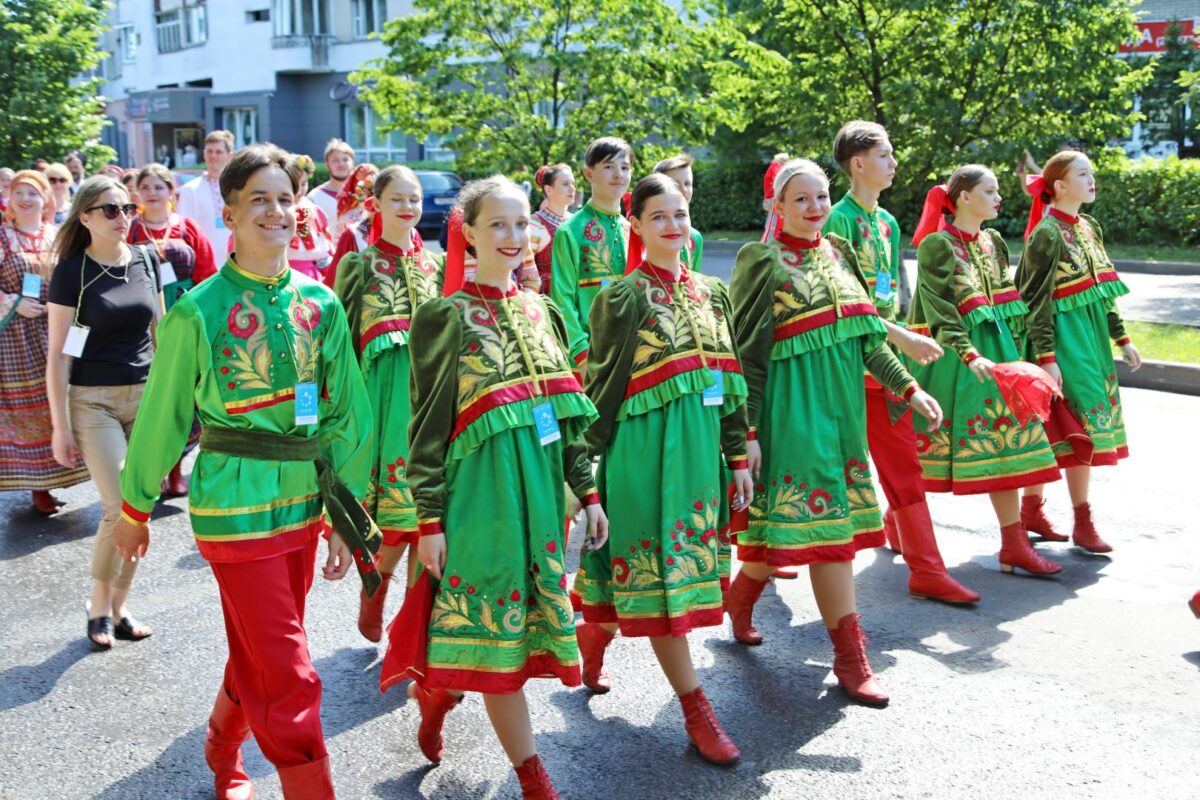 Азербайджанский актер вызвал овации зрителей "Ледового дворца" Бобруйска – яркие моменты фестиваля "Венок дружбы" (ВИДЕО, ФОТО)