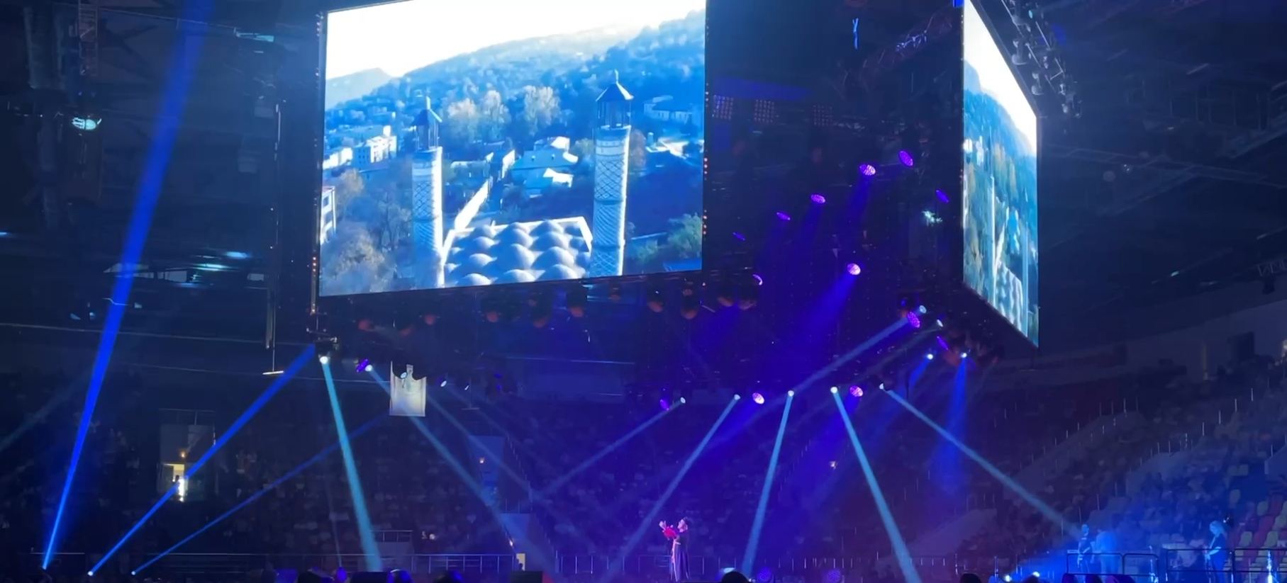 Азербайджанский актер вызвал овации зрителей "Ледового дворца" Бобруйска – яркие моменты фестиваля "Венок дружбы" (ВИДЕО, ФОТО)