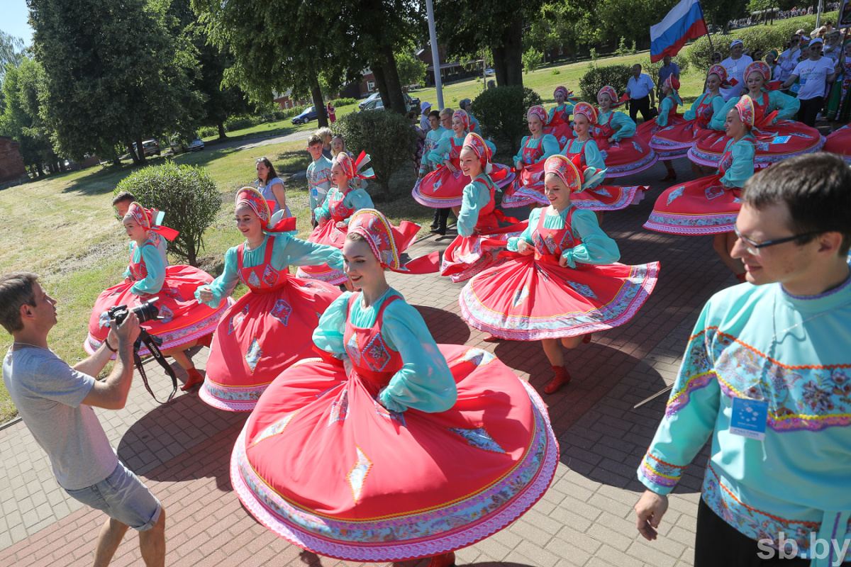 Азербайджанский актер вызвал овации зрителей "Ледового дворца" Бобруйска – яркие моменты фестиваля "Венок дружбы" (ВИДЕО, ФОТО)