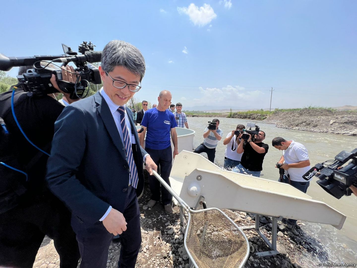 В реку Хакари в Зангилане выпущены мальки ручьевой форели (ФОТО)