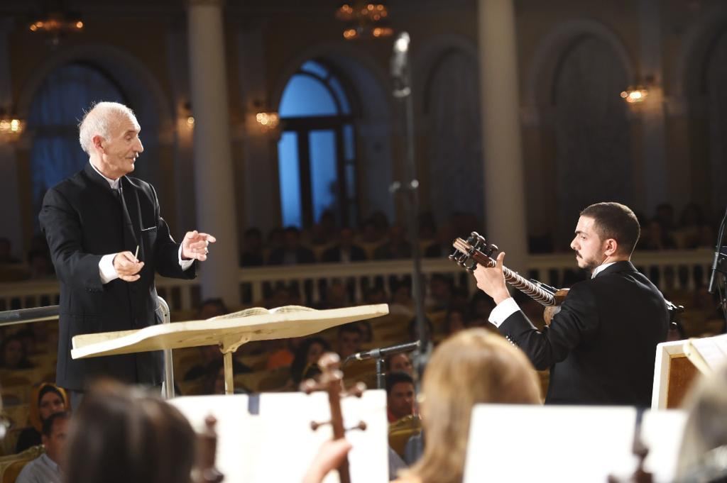Чарующие звуки тара в Баку (ФОТО)