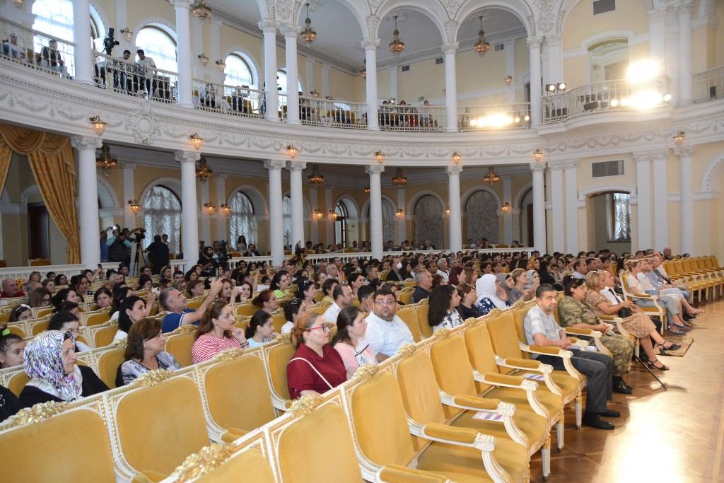 Чарующие звуки тара в Баку (ФОТО)