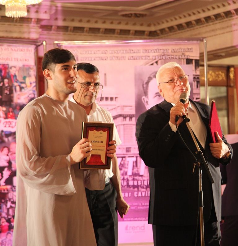 В Баку прошла церемония награждения лучших актеров театрального сезона (ФОТО)