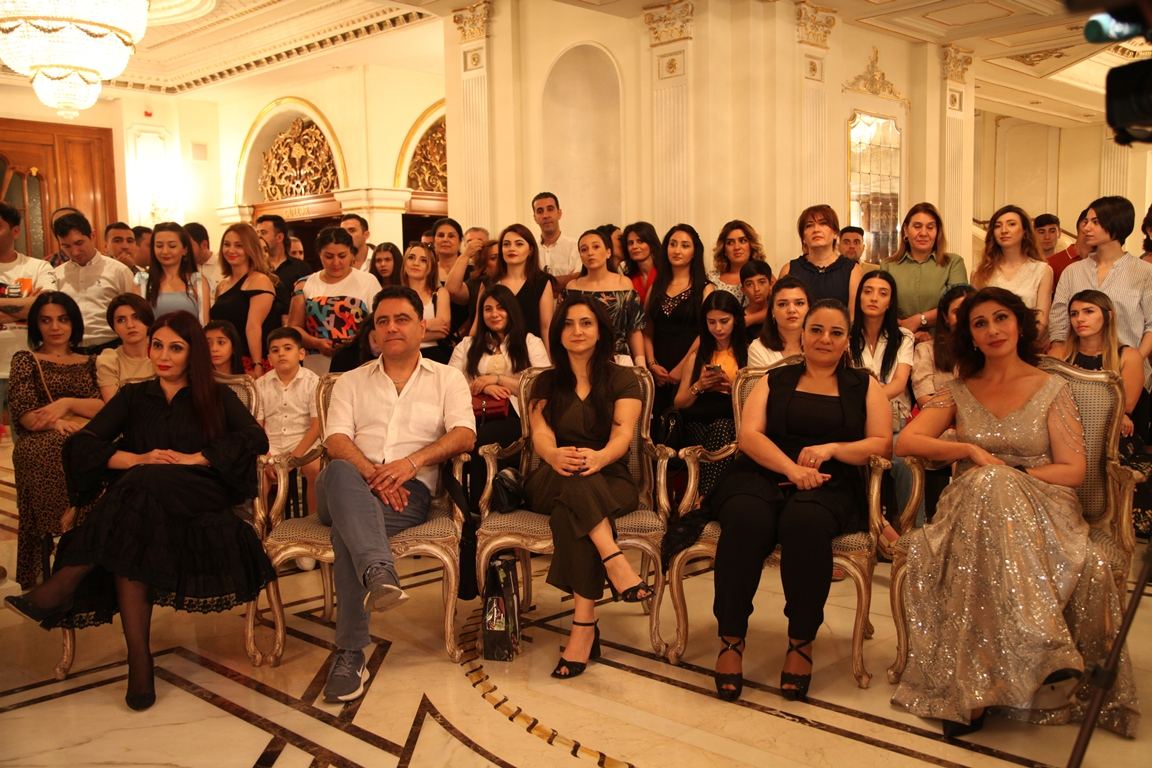 В Баку прошла церемония награждения лучших актеров театрального сезона (ФОТО)