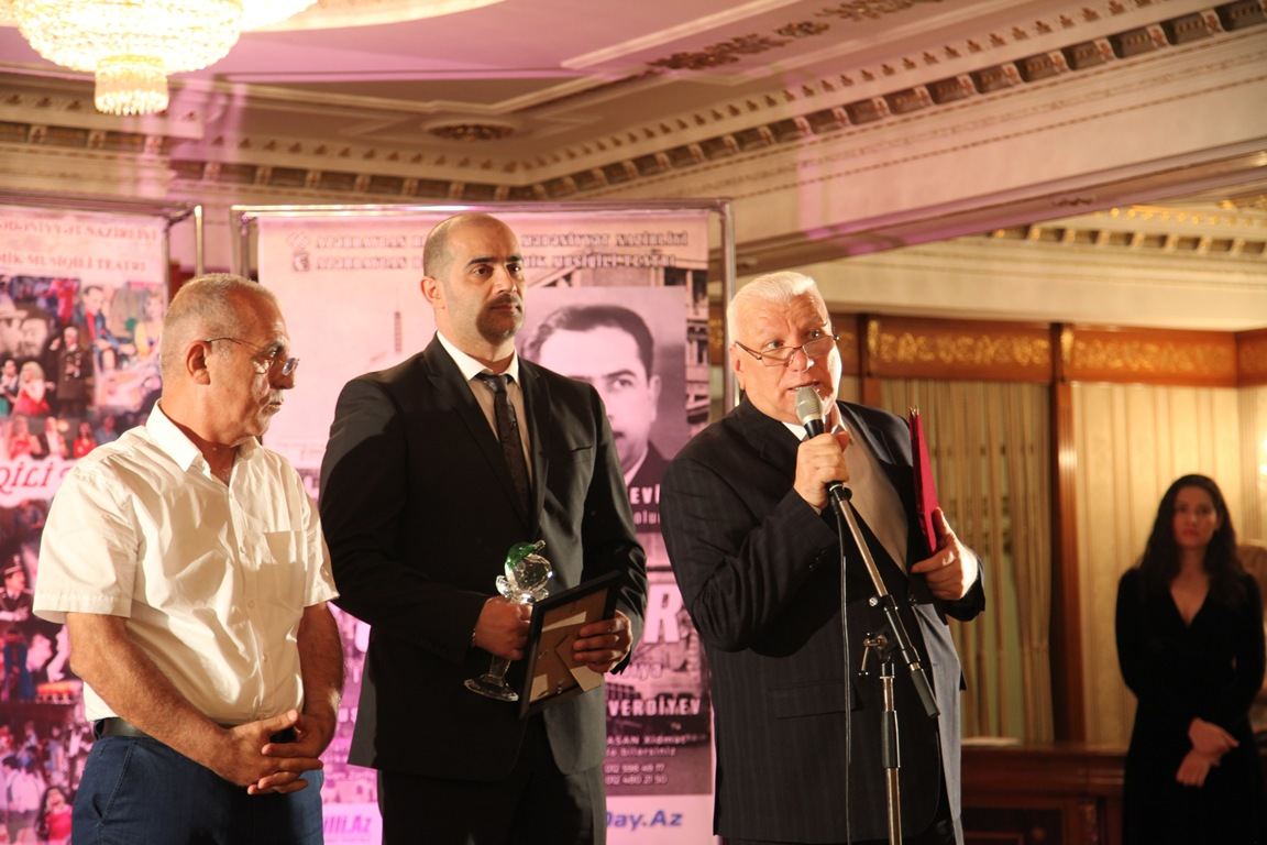 В Баку прошла церемония награждения лучших актеров театрального сезона (ФОТО)
