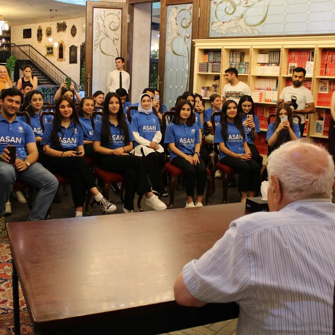 О жизни, творчестве и вдохновении – беседа народного поэта Вахида Азиза с представителями молодежи (ФОТО)