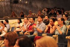 Кратковременная эйфория, веселая жизнь и лживое счастье… Как в Баку зашкаливают эмоции (ФОТО)