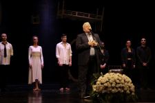 Кратковременная эйфория, веселая жизнь и лживое счастье… Как в Баку зашкаливают эмоции (ФОТО)