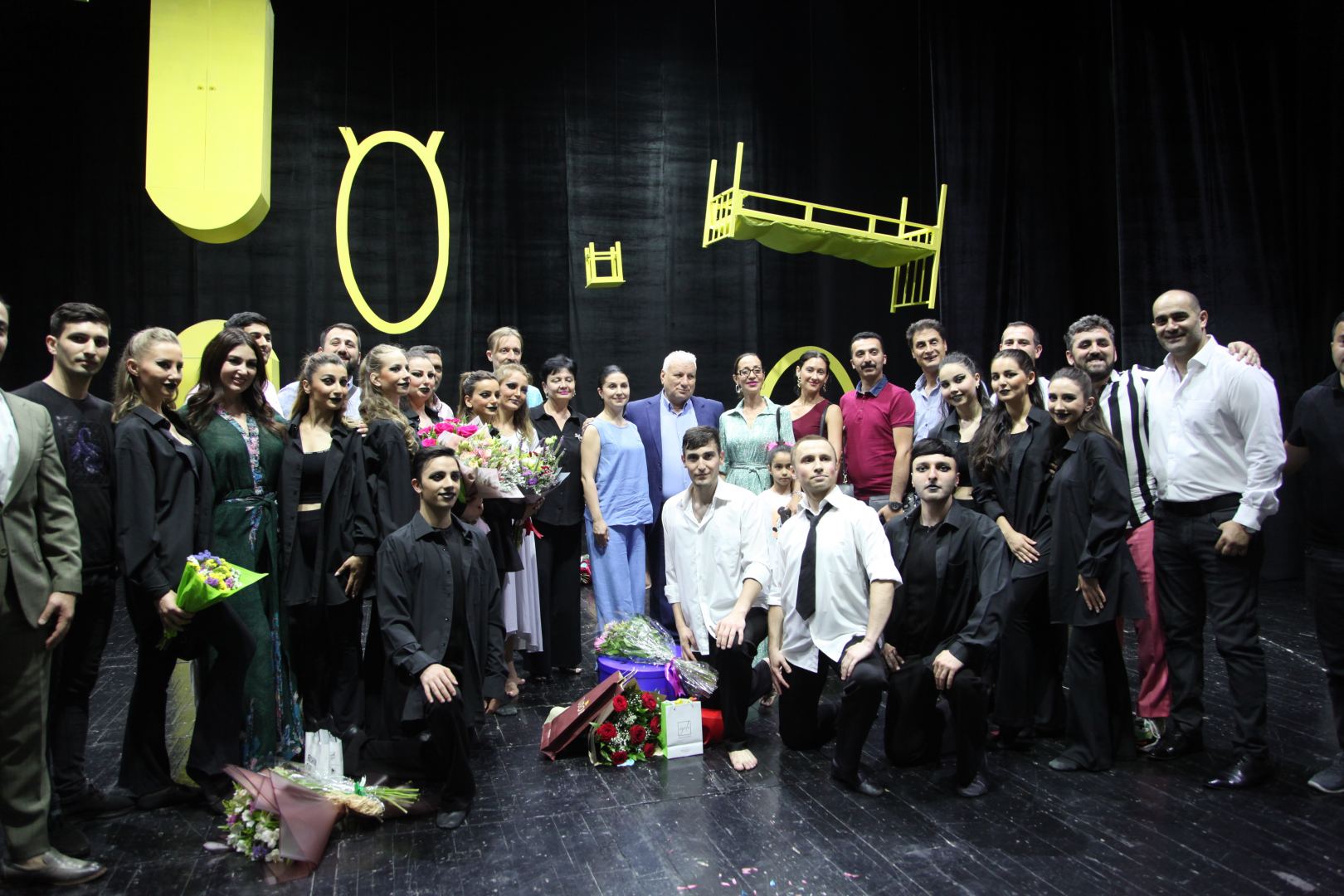 Кратковременная эйфория, веселая жизнь и лживое счастье… Как в Баку зашкаливают эмоции (ФОТО)