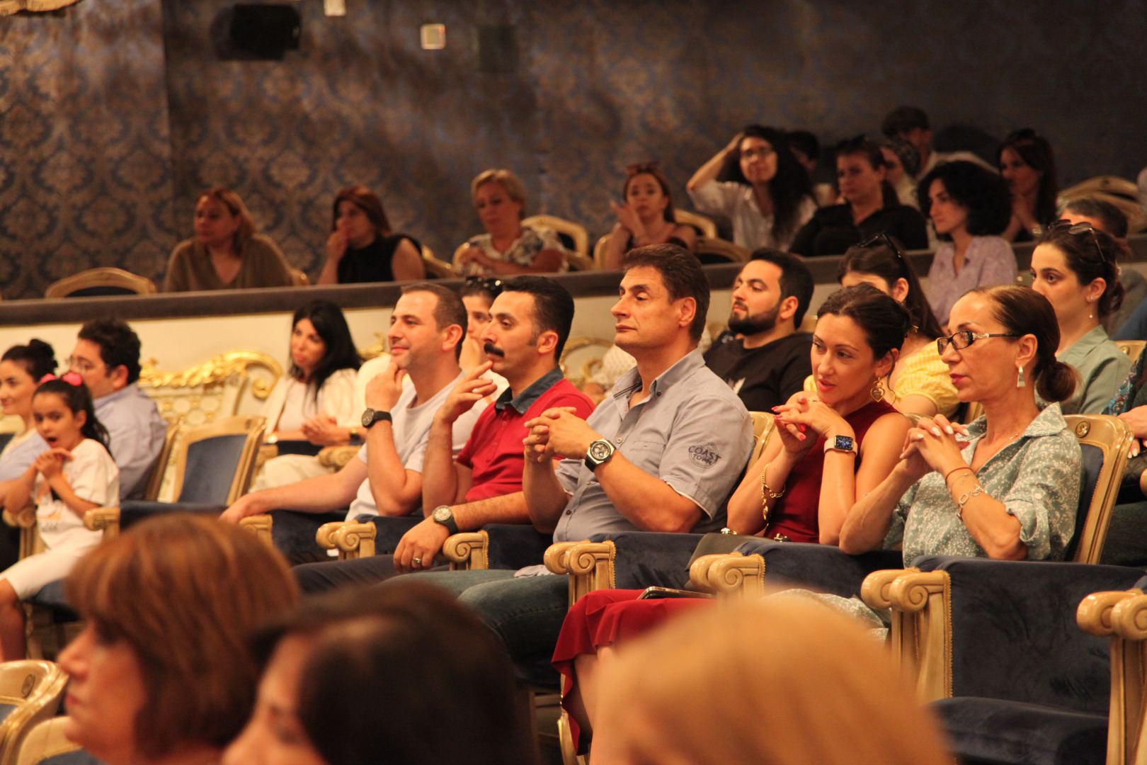 Кратковременная эйфория, веселая жизнь и лживое счастье… Как в Баку зашкаливают эмоции (ФОТО)