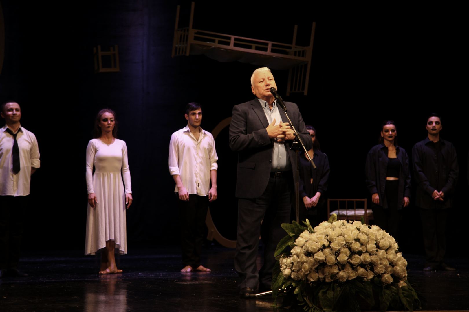 Кратковременная эйфория, веселая жизнь и лживое счастье… Как в Баку зашкаливают эмоции (ФОТО)