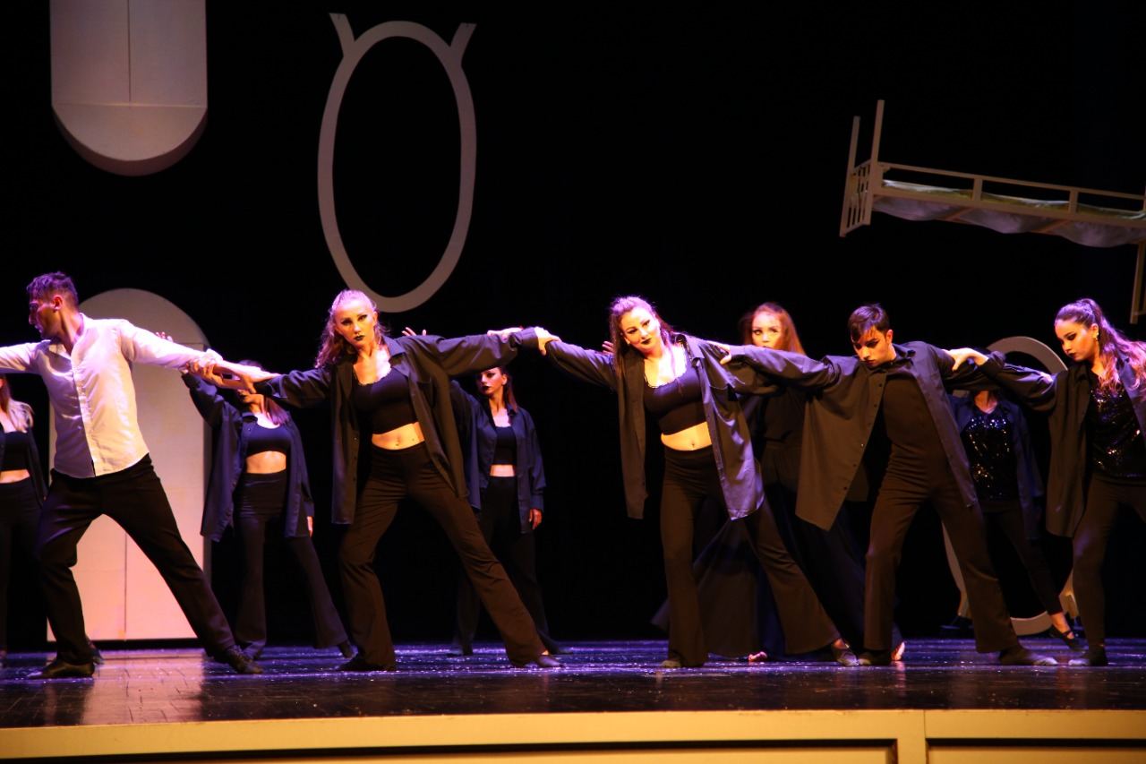 Кратковременная эйфория, веселая жизнь и лживое счастье… Как в Баку зашкаливают эмоции (ФОТО)