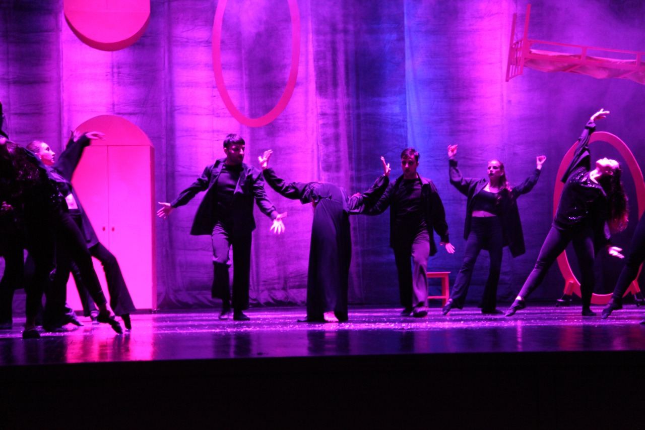 Кратковременная эйфория, веселая жизнь и лживое счастье… Как в Баку зашкаливают эмоции (ФОТО)