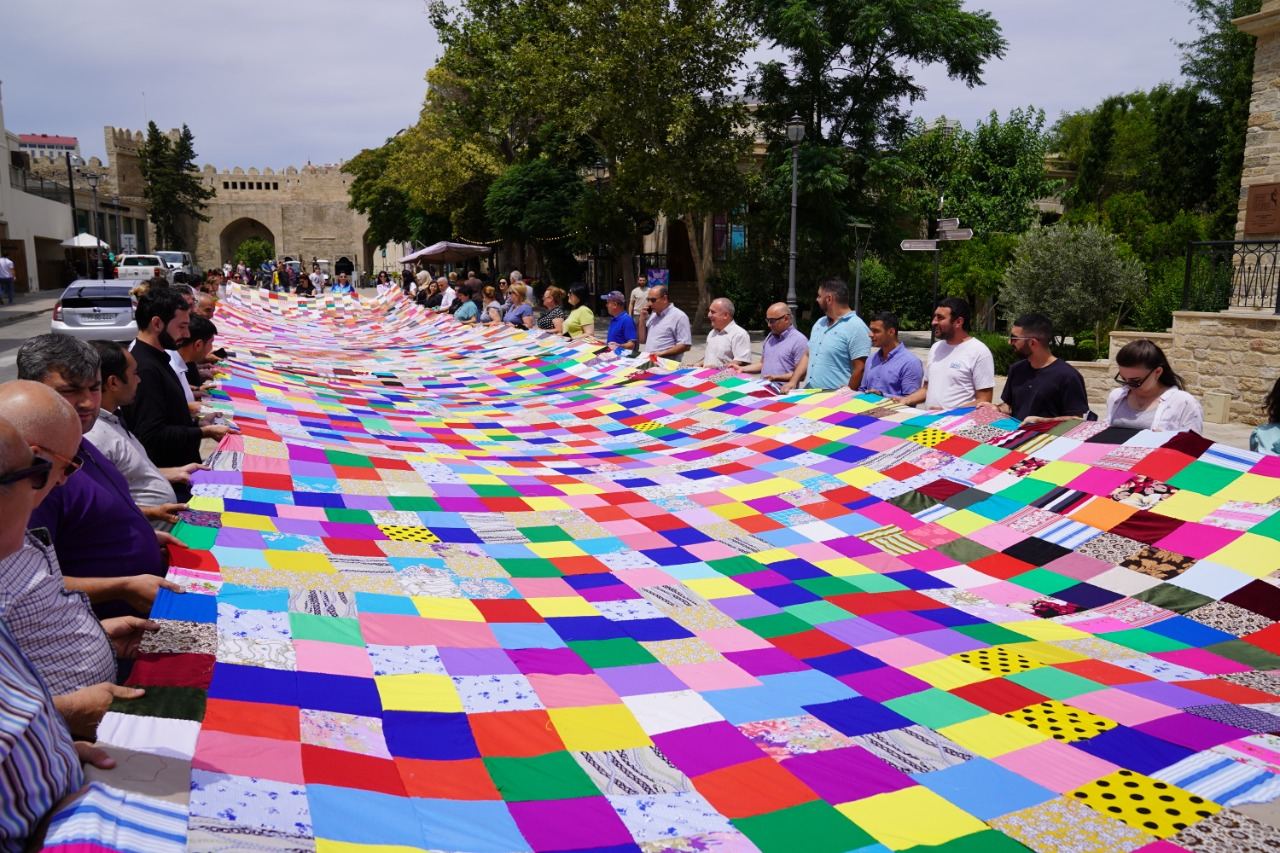 Впервые в Азербайджане! В Ичеришехер прошло шествие с огромным лоскутным полотном (ФОТО/ВИДЕО)