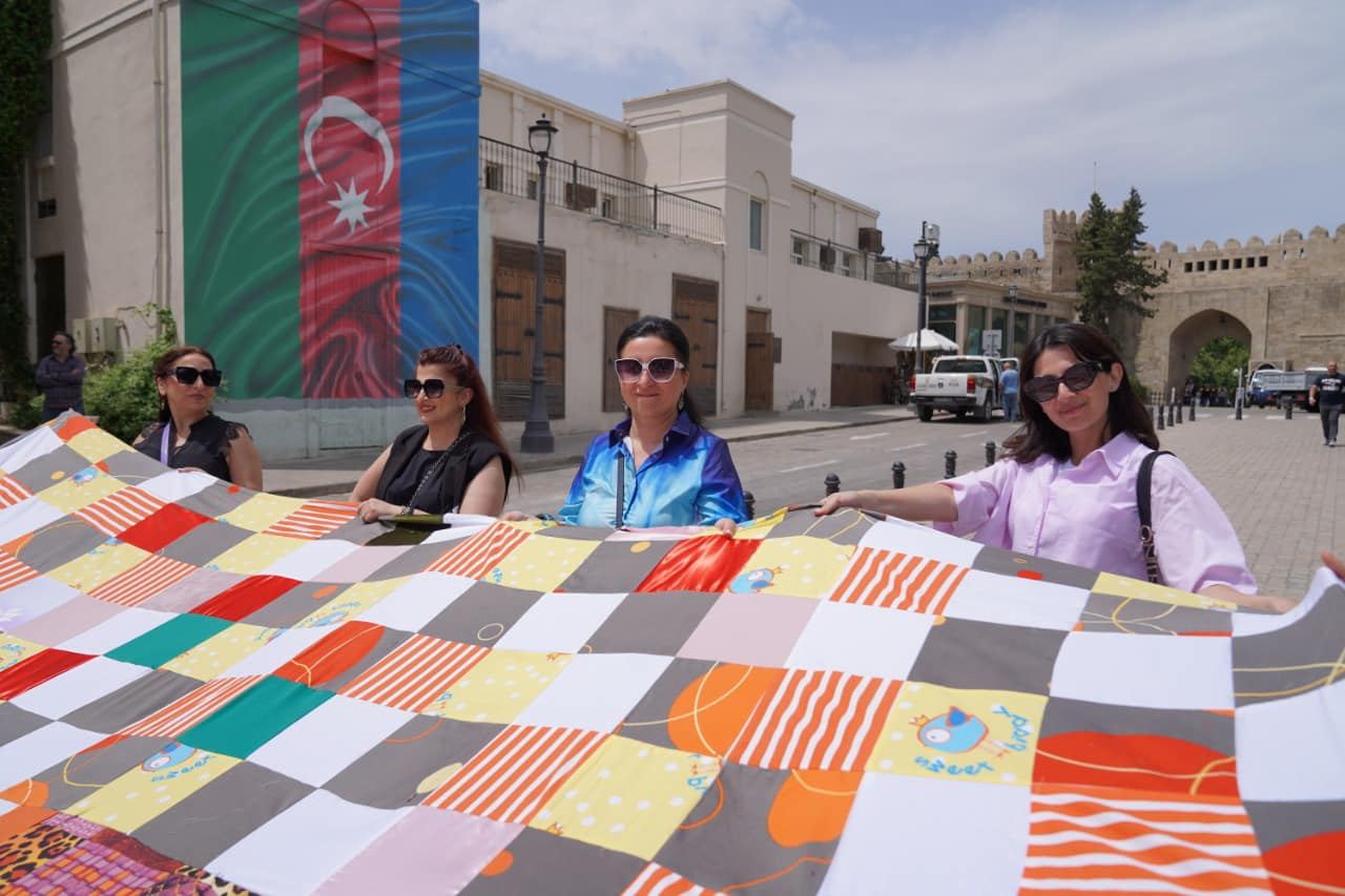 Впервые в Азербайджане! В Ичеришехер прошло шествие с огромным лоскутным полотном (ФОТО/ВИДЕО)