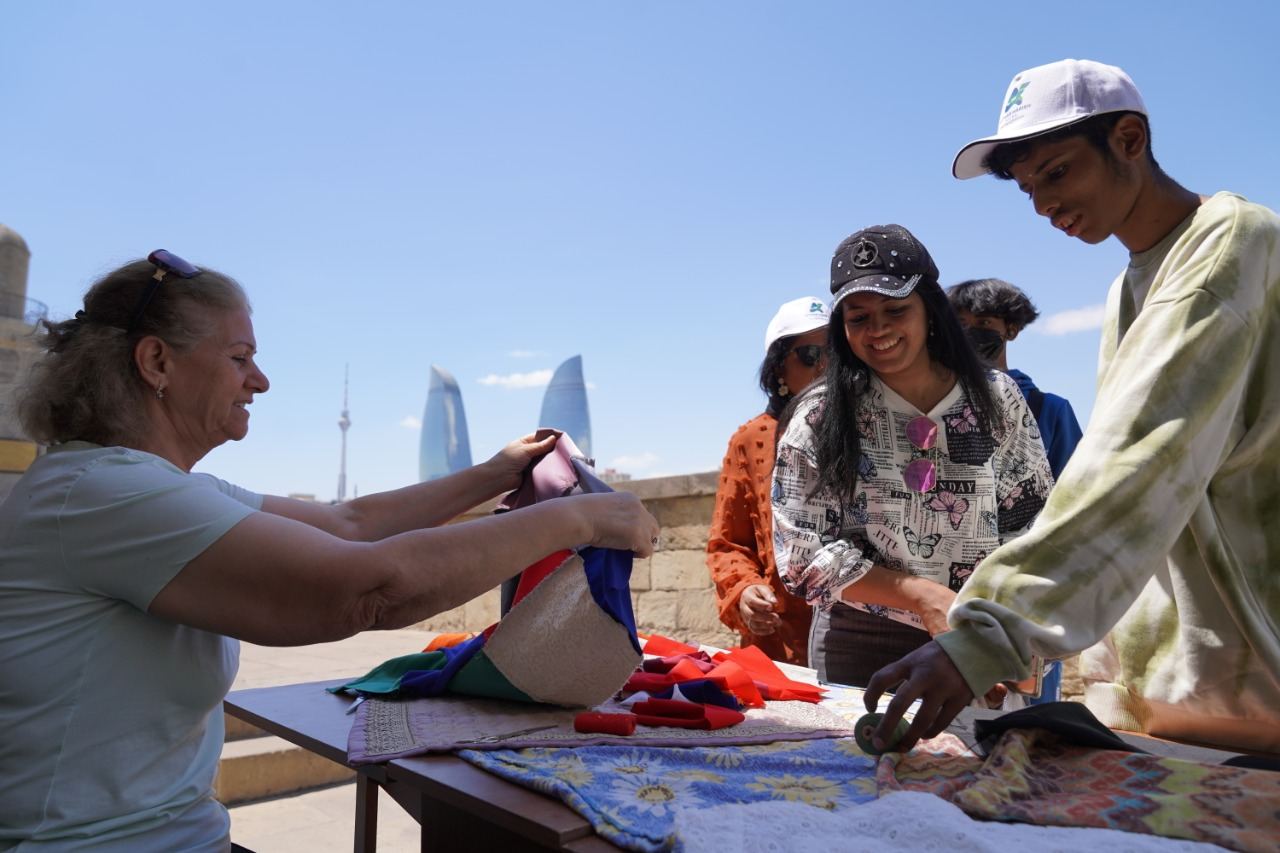 Впервые в Азербайджане! В Ичеришехер прошло шествие с огромным лоскутным полотном (ФОТО/ВИДЕО)