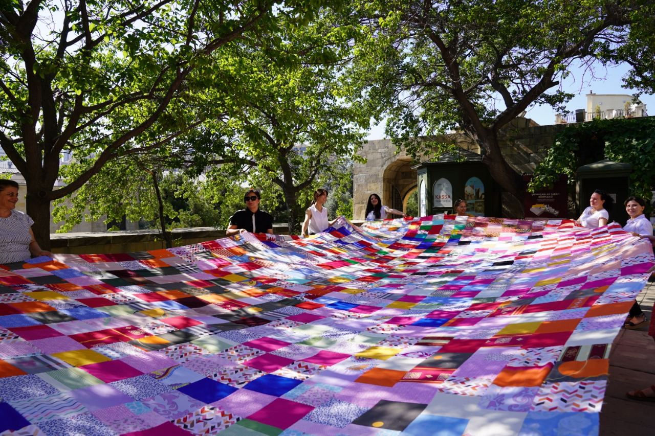Впервые в Азербайджане! В Ичеришехер прошло шествие с огромным лоскутным полотном (ФОТО/ВИДЕО)
