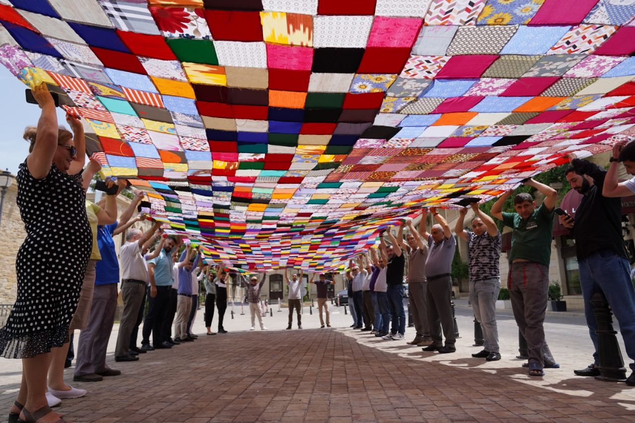 Впервые в Азербайджане! В Ичеришехер прошло шествие с огромным лоскутным полотном (ФОТО/ВИДЕО)