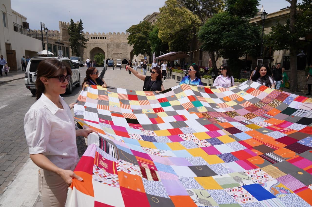 Впервые в Азербайджане! В Ичеришехер прошло шествие с огромным лоскутным полотном (ФОТО/ВИДЕО)