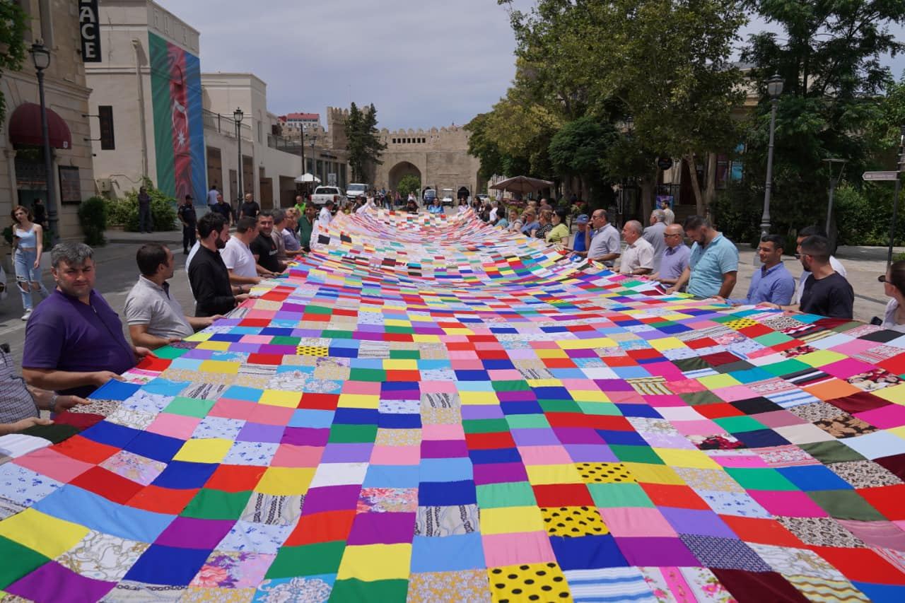 Впервые в Азербайджане! В Ичеришехер прошло шествие с огромным лоскутным полотном (ФОТО/ВИДЕО)