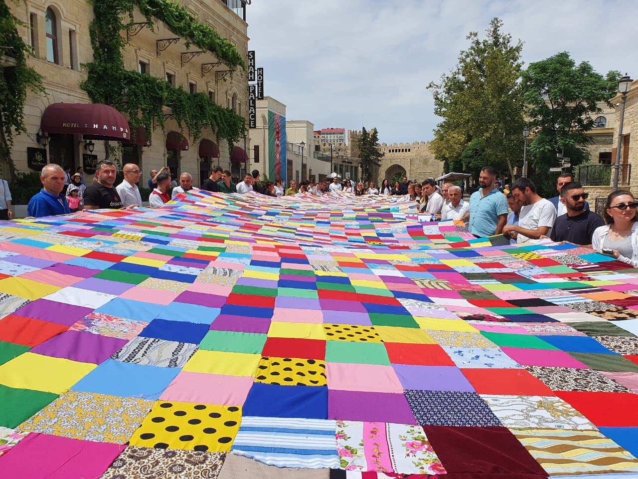 Впервые в Азербайджане! В Ичеришехер прошло шествие с огромным лоскутным полотном (ФОТО/ВИДЕО)