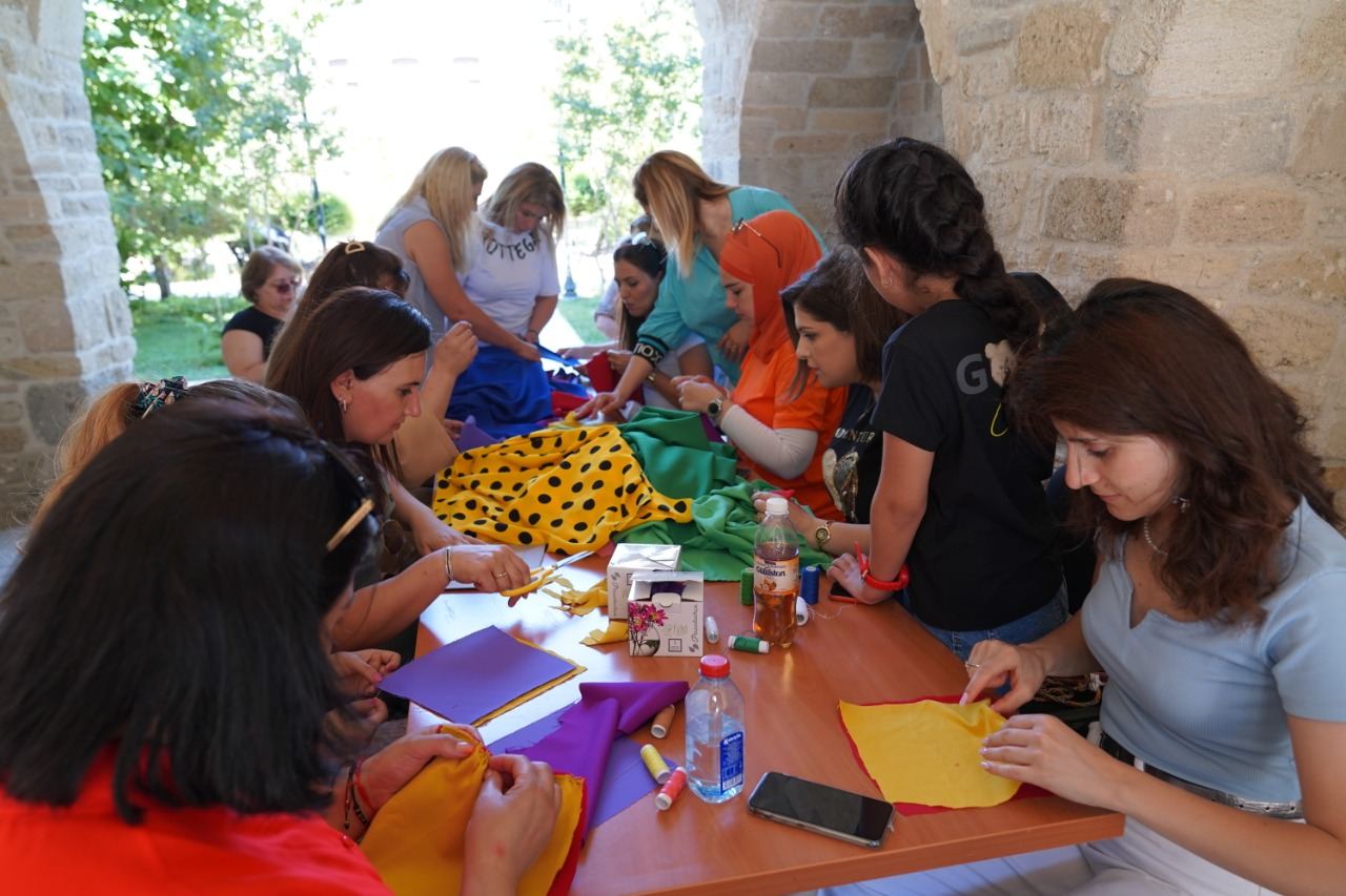 Впервые в Азербайджане! В Ичеришехер прошло шествие с огромным лоскутным полотном (ФОТО/ВИДЕО)